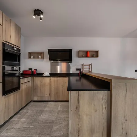 T4 A Moriond, A 100m Des Pistes, Avec Parking, Wifi Et Services Inclus - Fr-1-563-48 * Courchevel