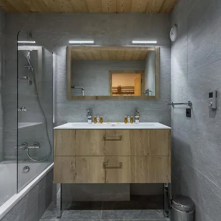 Apartment T4 A Moriond, A 100m Des Pistes, Avec Parking, Wifi Et Services Inclus - Fr-1-563-48 Courchevel